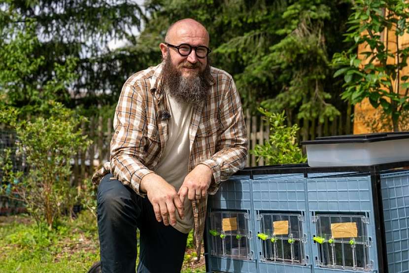 Tomáš Trejbal je zahradníkem, který sdílí svou lásku k rostlinám a zahradničení s ostatními