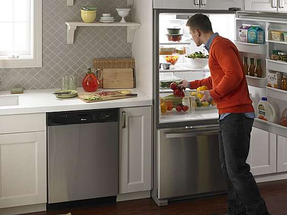 Víte, jak správně srovnat v lednici potraviny? Poradíme vám!