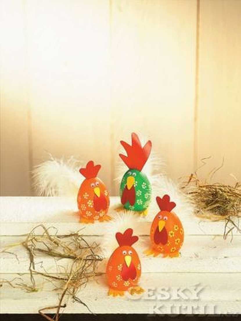 Vyrobte si s dětmi velikonoční dekoraci v podobě kohoutka a slepičky. Stačí jen postupovat dle našeho jednoduchého návodu a plastová vajíčka! (Zdroj: TOPP)