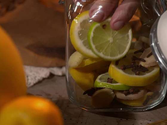 Vkládání citrusů do sklenice