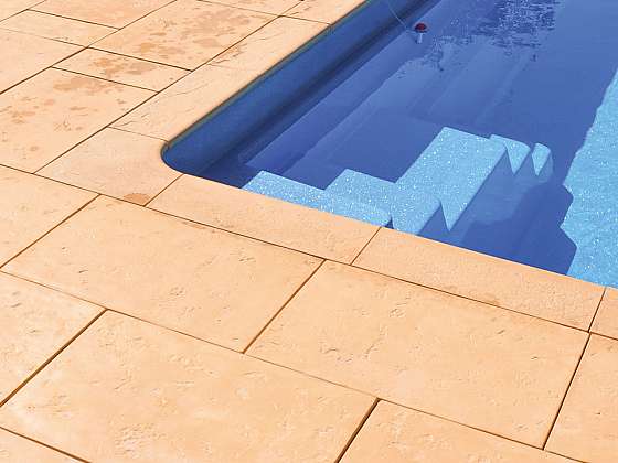 Betonové dlažby k bazénu překonávají kámen i dřevo