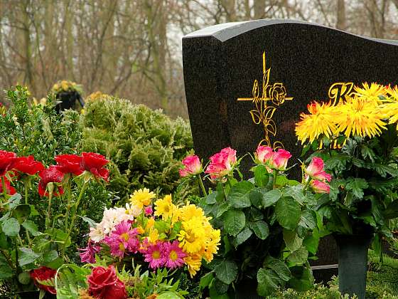 Otevřít: Které květiny budou vhodné na hrob?