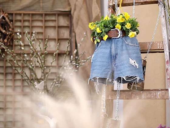 Vtipný květináč ze starých džínů