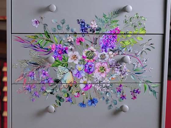 Renovace staré komody pomocí samolepek na nábytek 