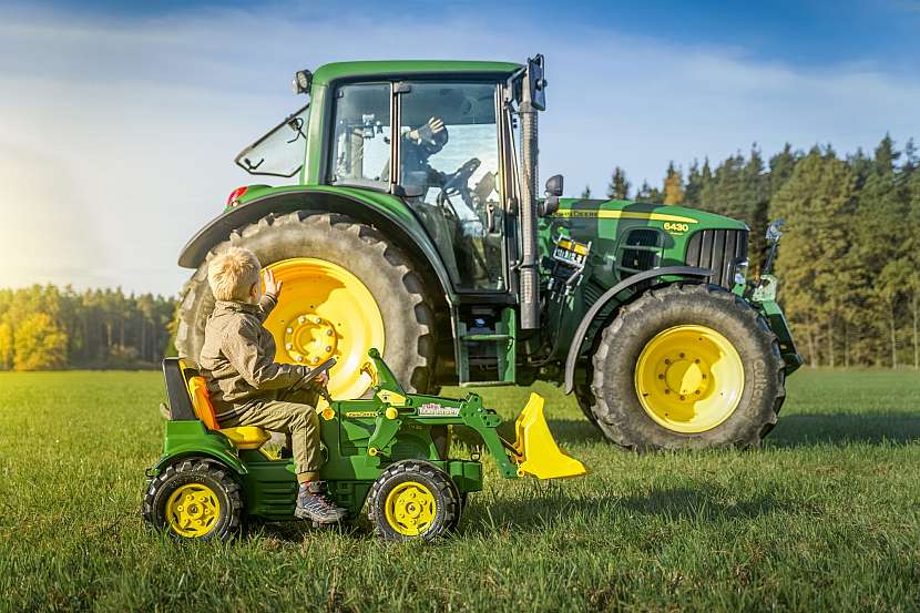 Vyhrajte dětský šlapací traktor John Deere 7930 s nakladačem (Zdroj: AGROZET České Budějovice, a.s.)