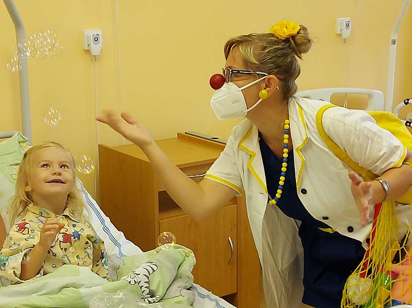 Zdravotní klaun je dobročinná organizace s národní a mezinárodní působností, která od roku 2001 pomáhá dětským i geriatrickým pacientům procházet procesem léčby s úsměvem (Zdroj: Zdravotní klaun)