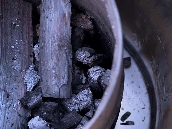 Výroba vlastního dřevěného uhlí pro letní grilování
