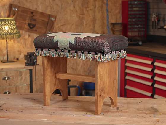 Čalouněná rustikální stolička 