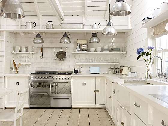 Zbožňujete moderní kuchyně s rustikálními prvky? Inspirujte se farmhouse stylem