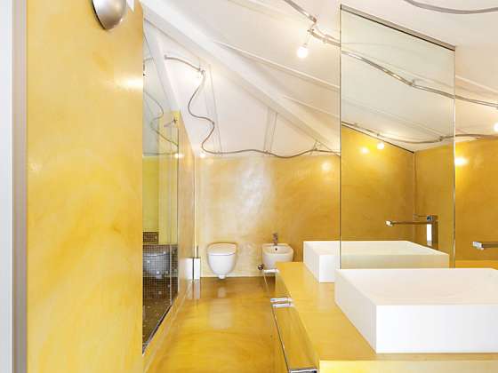 Oživte koupelnu pomocí žluté barvy