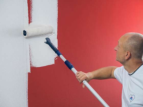 Profesionální malíř radí, jak přemalovat tmavou stěnu na světlou a naopak