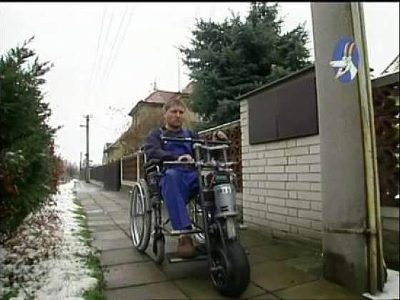 Tažné zařízení k invalidnímu vozíku