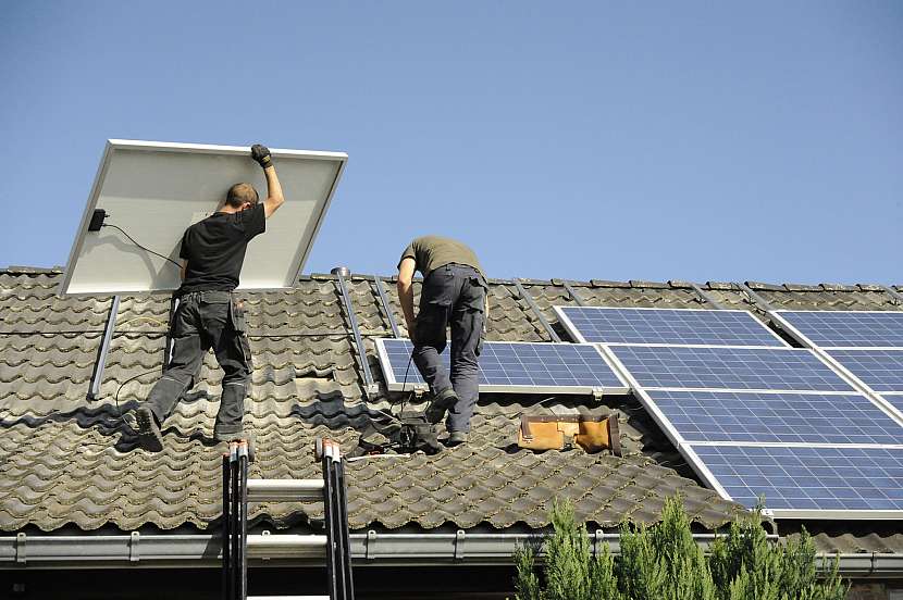 Instalace solárních panelů je jedním z kroků k udržitelnosti a energetické nezávislosti