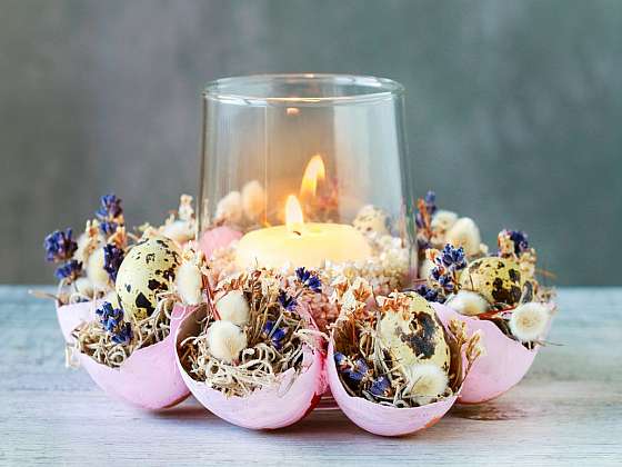 Vyrobte si něžný velikonoční svícen z vaječných skořápek