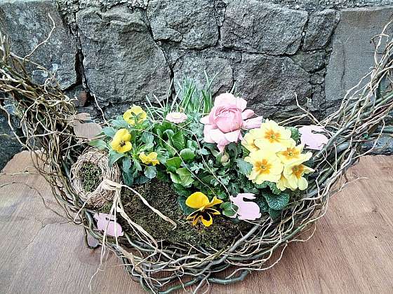 Vyrobte si jarní květinovou dekoraci podle našeho návodu