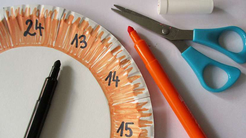 Papírové hodiny pro děti: upravte okraj druhého talíře