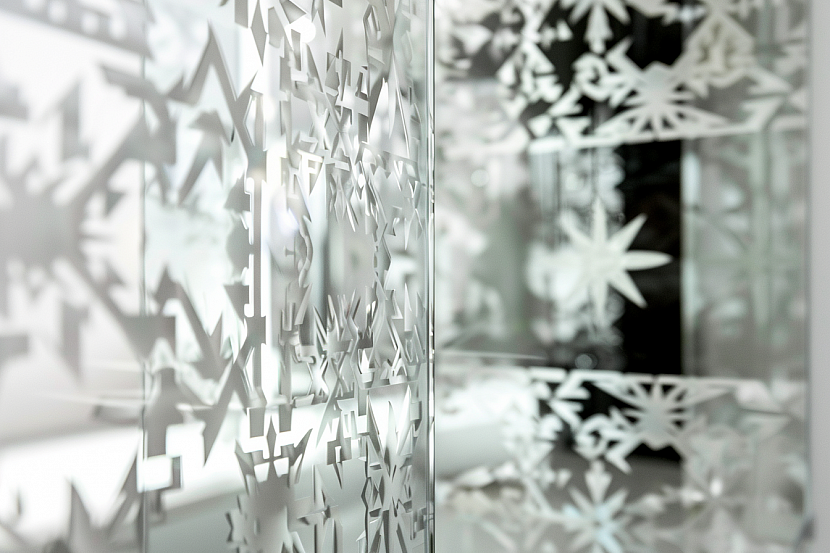 Bílá Cloud Dancer je odstín, který miluje prostor, světlo a jemné nuance — digitální potisk skla IZOS DESIGN dokáže tyto kvality přenést do skla s neuvěřitelnou přesností