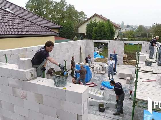 Sousedé se nestačili divit: Hrubá stavba po překlady stála v Žatci během 8 hodin