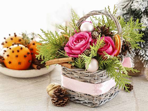 O Vánocích ozdobte stůl dekorací z živých květin
