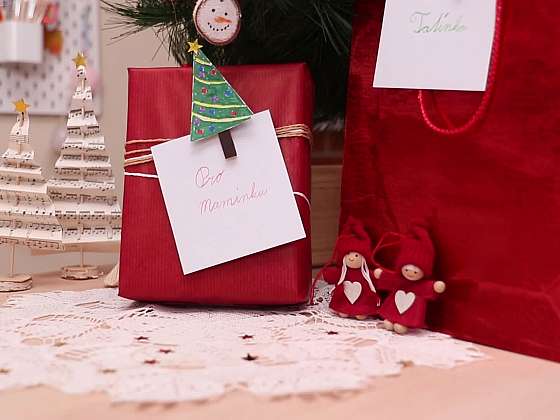 Otevřít: Jednoduché jmenovky na vánoční dárky z kolíčku zvládnou i děti