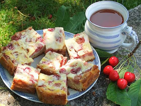 Recept na koláč s třešněmi nebo višněmi zvaný Žabí plesk 