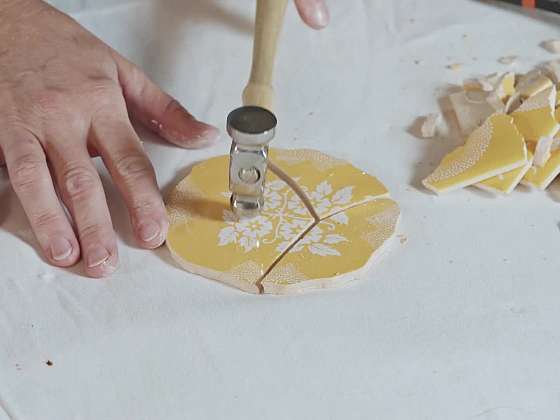 Jak vyrobit ze starého šicího stroje mozaikový stůl