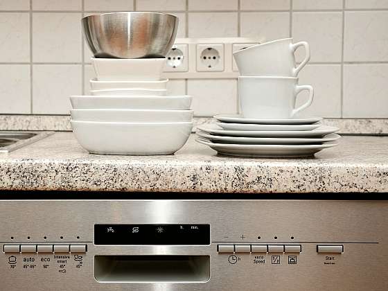 6 důvodů, proč je mytí nádobí v myčce lepší než v ruce