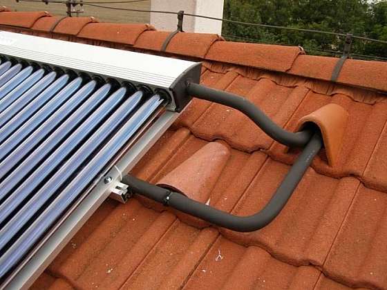 otevřít: Chyby při montáži fotovoltaických a solárních panelů: Prostup hadice větrací taškou je časté, ale nesprávné řešení
