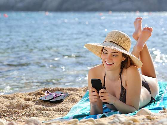 Jak chránit telefon na dovolené? Tyhle vychytávky vám pomohou