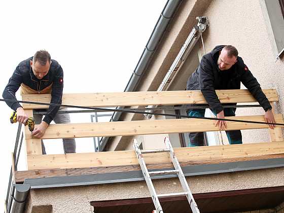 Dejte starému balkonu novou tvář, pusťte se do výměny opláštění zábradlí