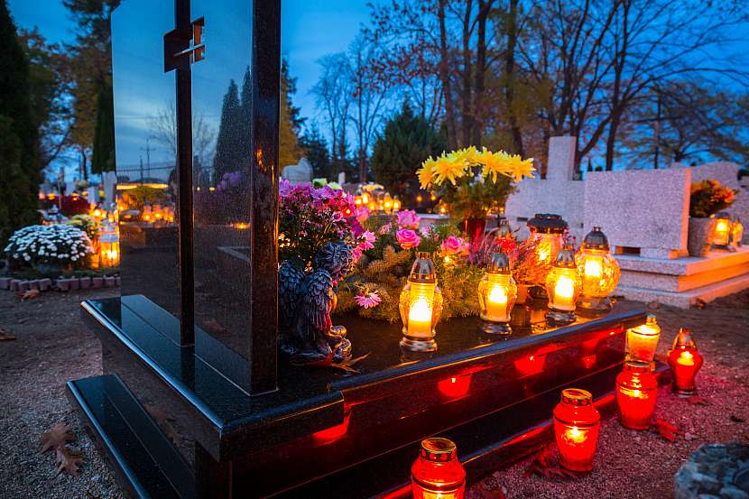 Zapálené svíčky na hrobě