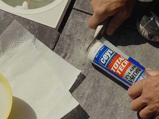 Jak zalepit a zároveň zatmelit nádobku u bazénu