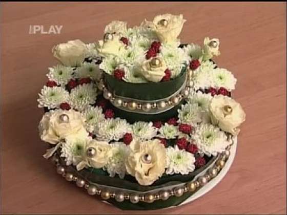 Květinová dekorace jako dort