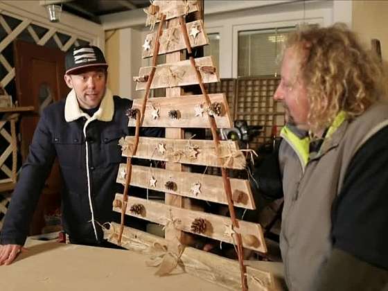 Výroba a zdobení dřevěného vánočního stromku z palety