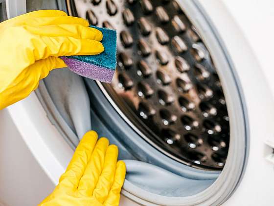 Pračka je semeniště plísní. Jak ji dokonale vyčistit?