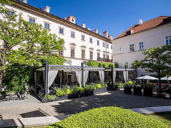 Hotel Mandarin Oriental, Prague představuje lokální tvorbu Malé Strany