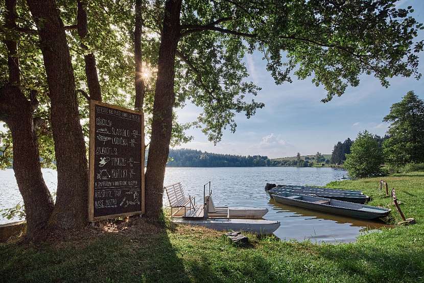 V Medlově se můžete ubytovat s výhledem na rybník