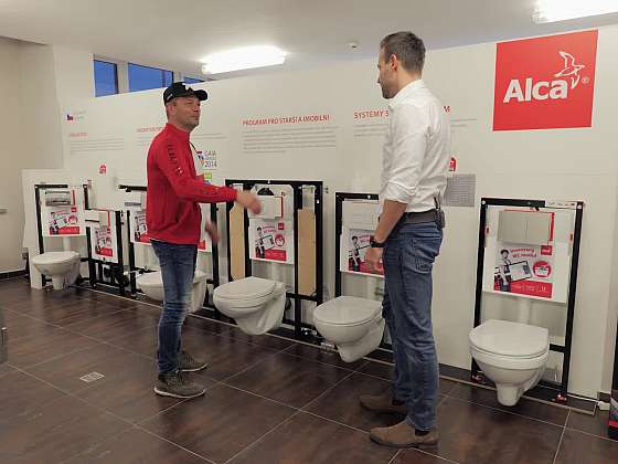 Fachman Pepa v zajetí WC modulů v showroomu AlcaPlastu