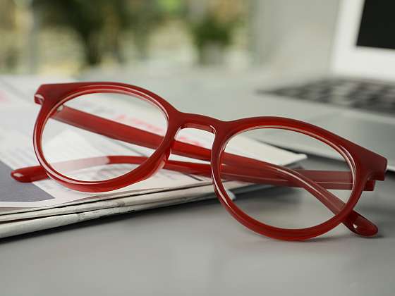 otevřít: Zlomené brýlové obroučky si můžeme doma spravit sami