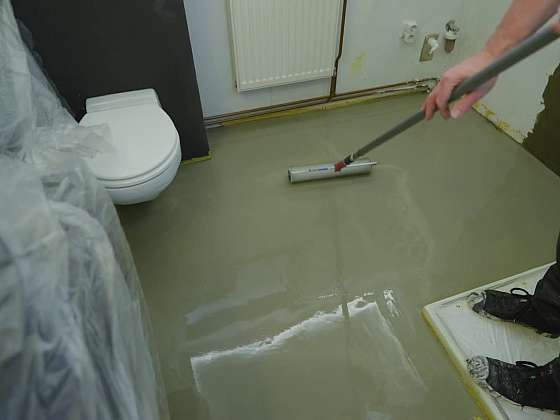 Renovace stěn a podlahy v koupelně