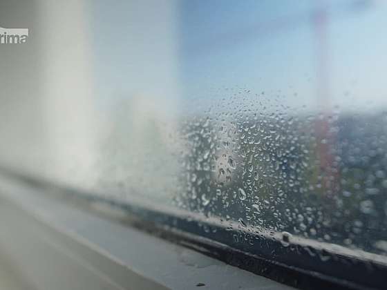 Srážení vlhkosti na oknech.