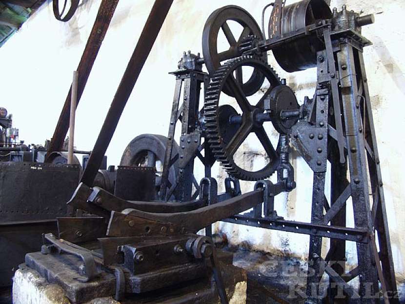 Stroj pro zpracování kovů