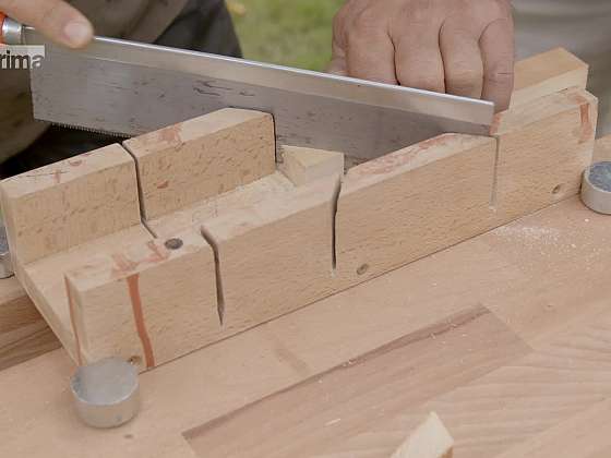 Řezání dřevěného špalku