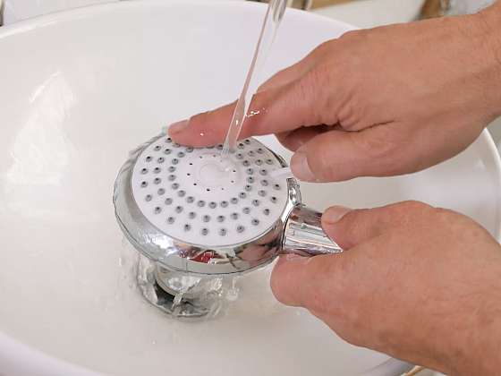 Vyčištění ucpaných trysek sprchové hlavice