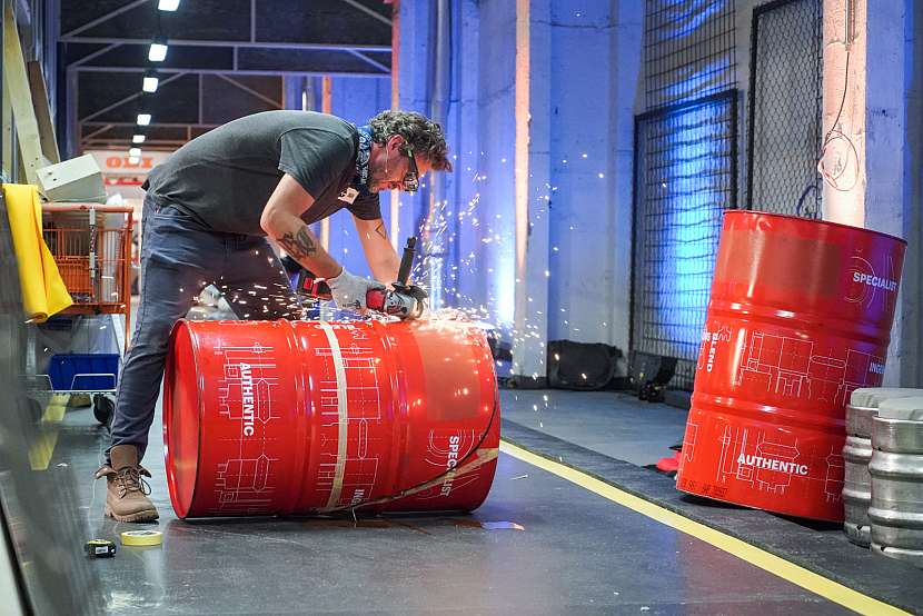 Roman vyřízl ze sudu stylové křesílko