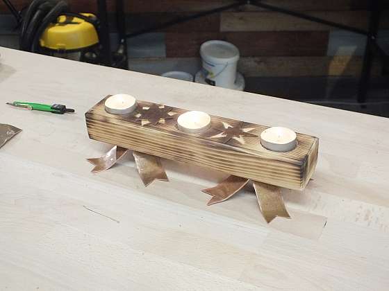 otevřít: Vyrobte si vánoční designový svícen ze dřeva