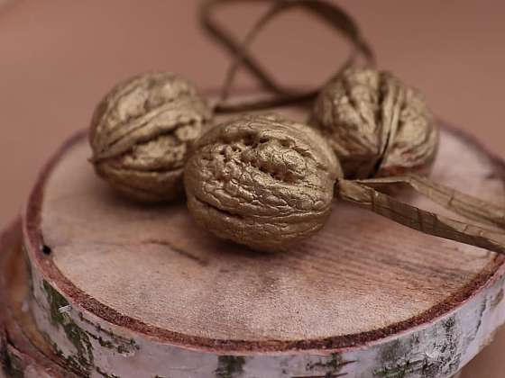 Jak vyrobit jednoduché vánoční ozdoby z ořechů