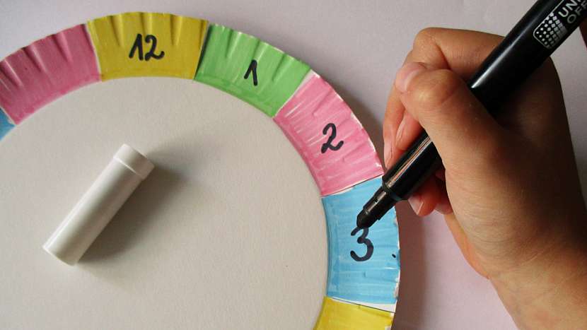 Papírové hodiny pro děti: do dílků napište číslice