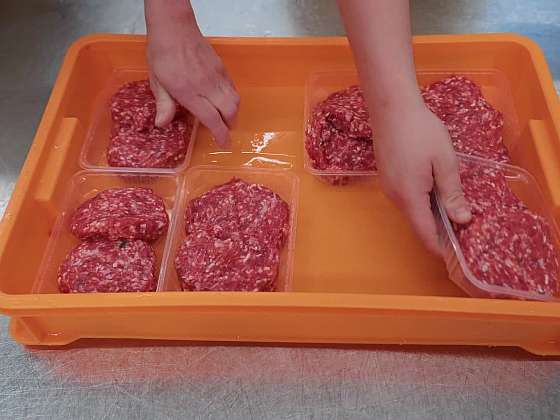 Mistr řezník ukáže, jak vyrobit burger