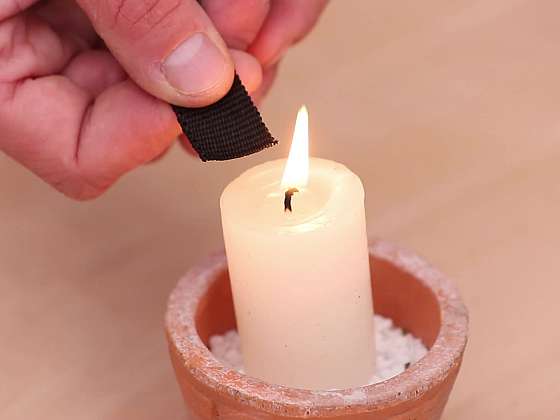 Opalování nad svíčkou